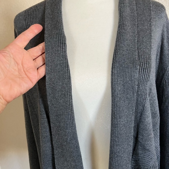 LIKE NEW Verve Ami size medium open front dark grey sweater. - Picture 4 of 6